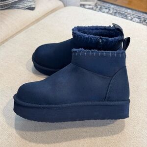 MUK LUKS Women's Augie Mini Side Zip Cozy Bootie, Navy Blue, Sz 7